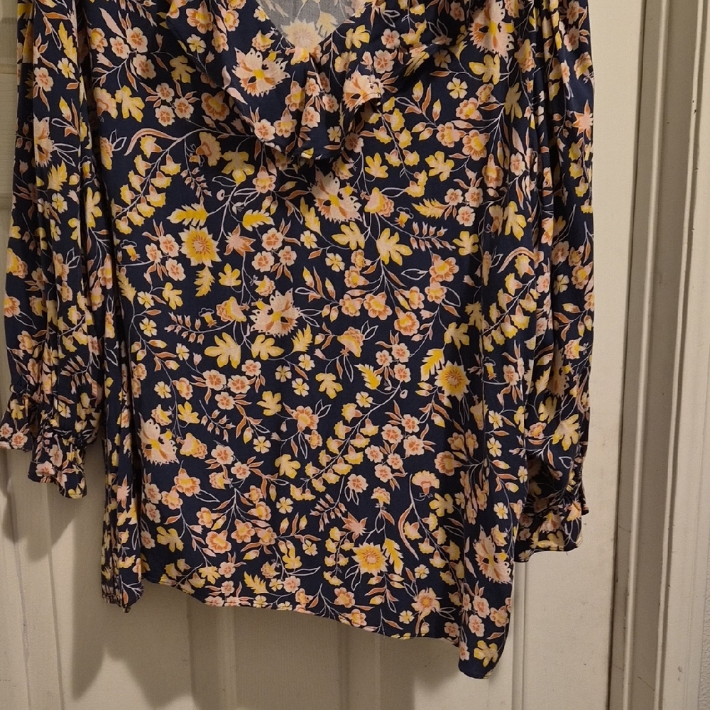 Floral V-Neck Ruffle Blouse - Picture 7 of 8